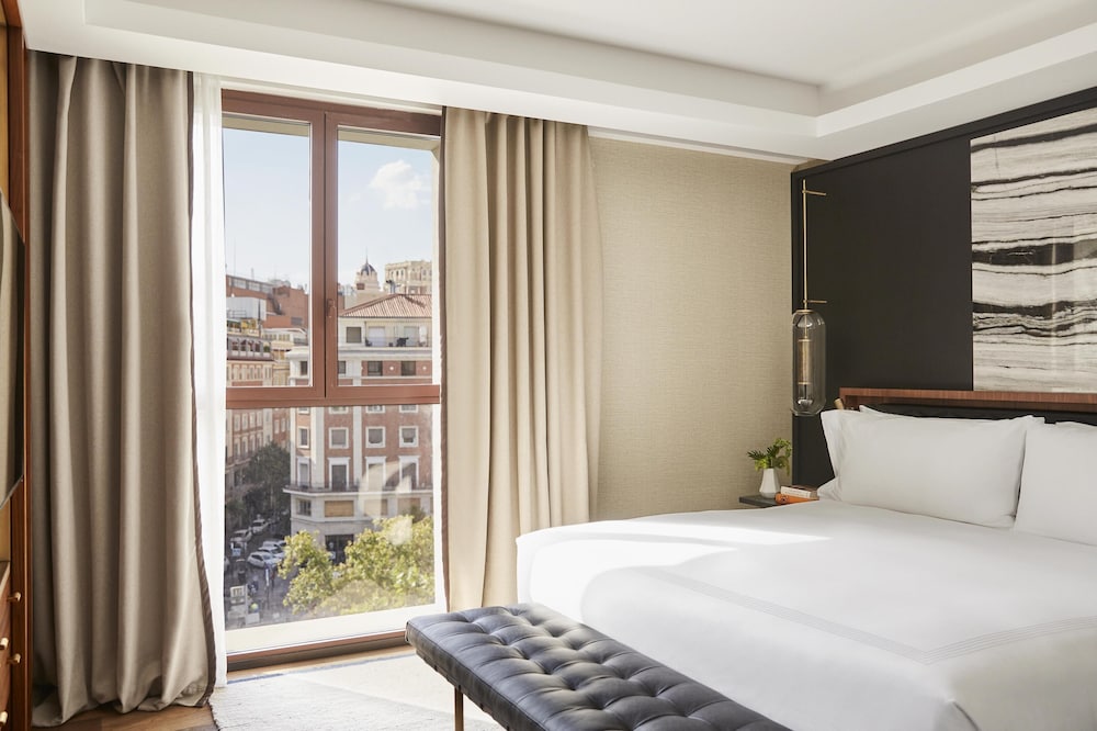 ROOM, KING BED, CITY VIEW