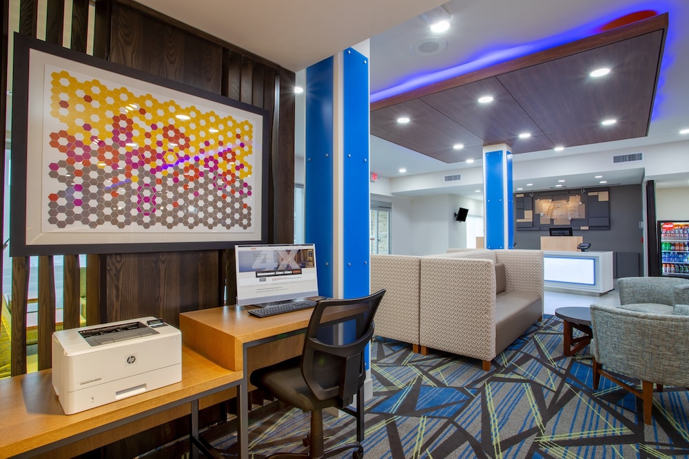 Holiday Inn Express And Suites Deland South 16/49