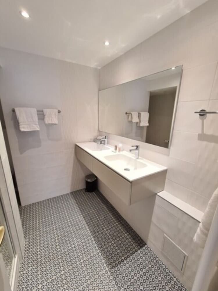 HOTEL LES ARMOIRIES 14/66
