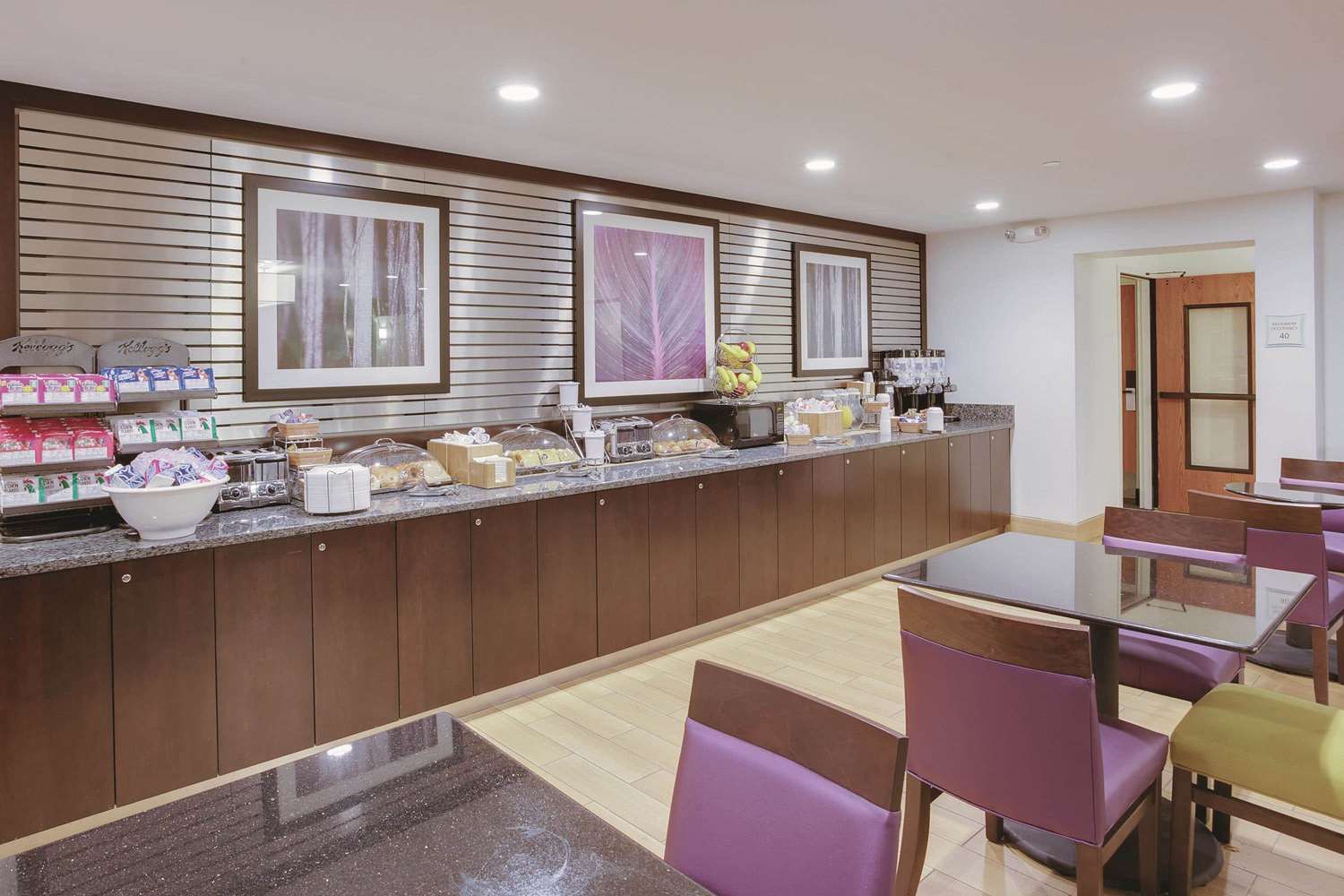 La Quinta Inn & Suites by Wyndham Detroit Metro Airport 40/55
