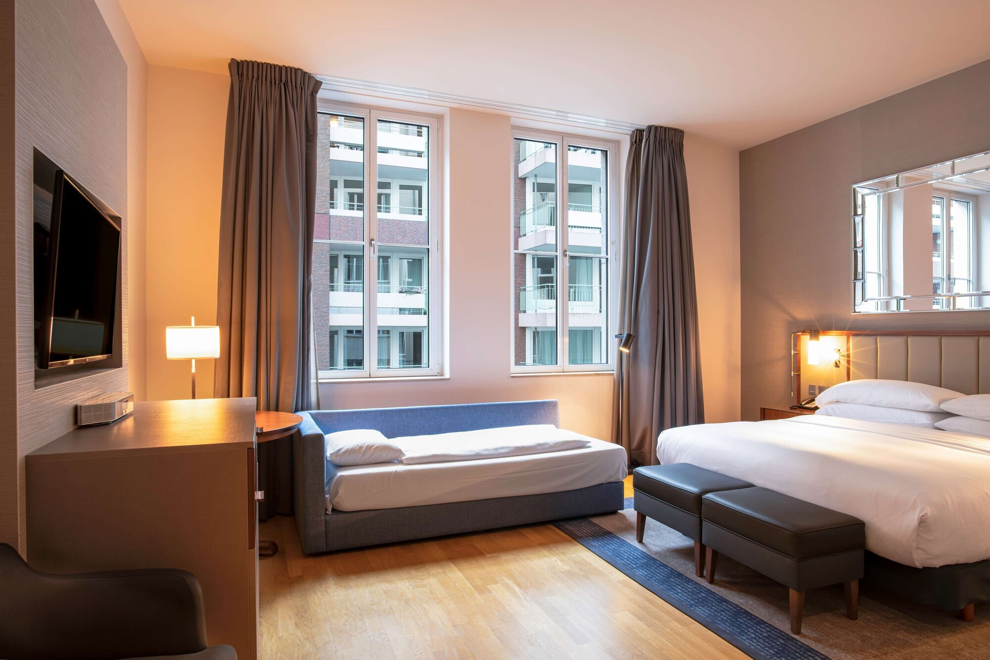 ROOM, KING BED, WITH EXTRA BED, CORNER