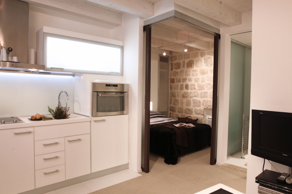 MirÓ Studio Apartments 7/50