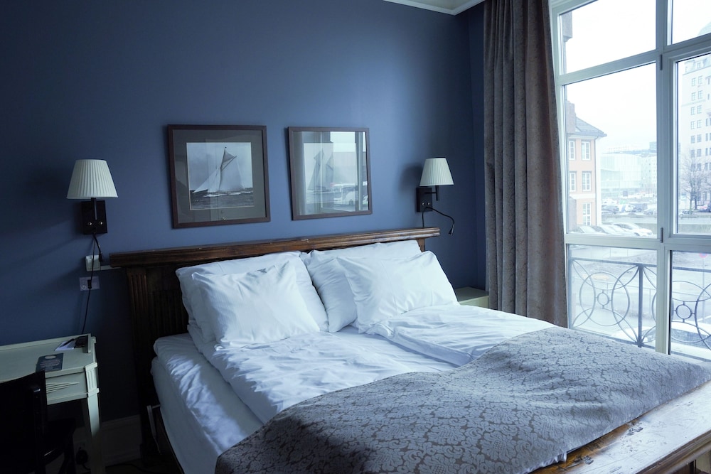 DELUXE, DOUBLE BED