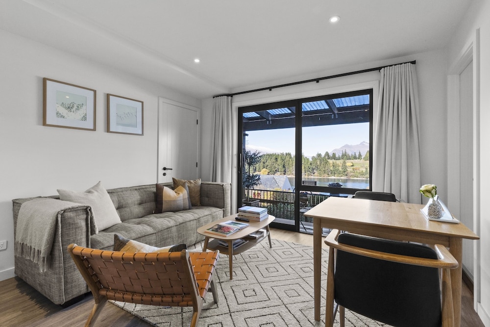Stay of Queenstown 41/60