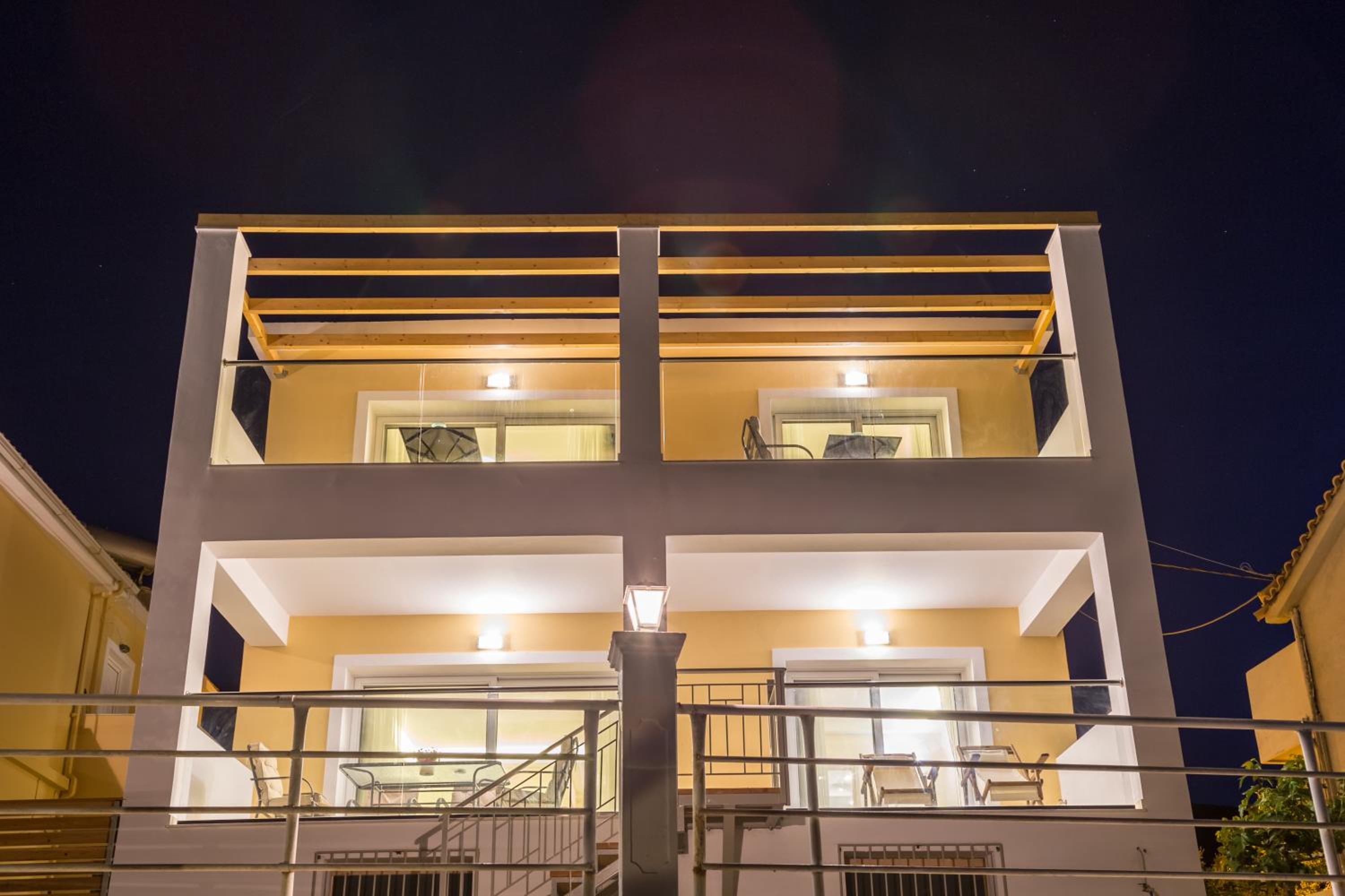 Laura Beach House 1/52