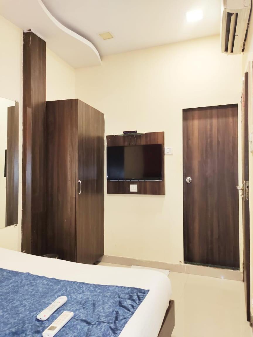 Oyo 10954 Hotel Golden Galaxy 6/50