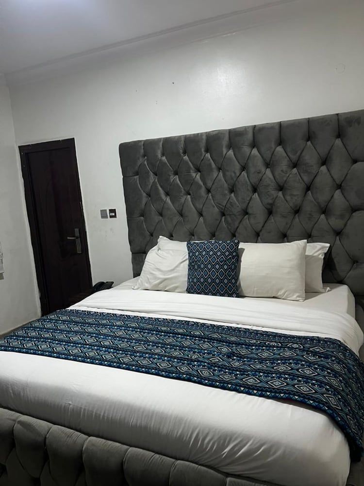 غرفة قياسية بسرير مزدوج