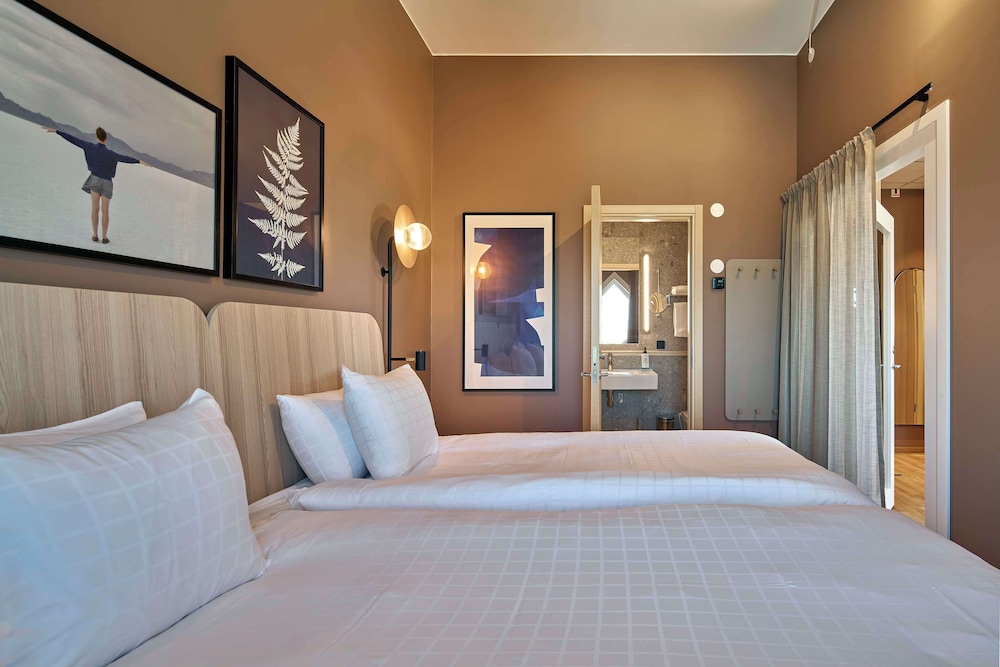 MASTER, SUITE