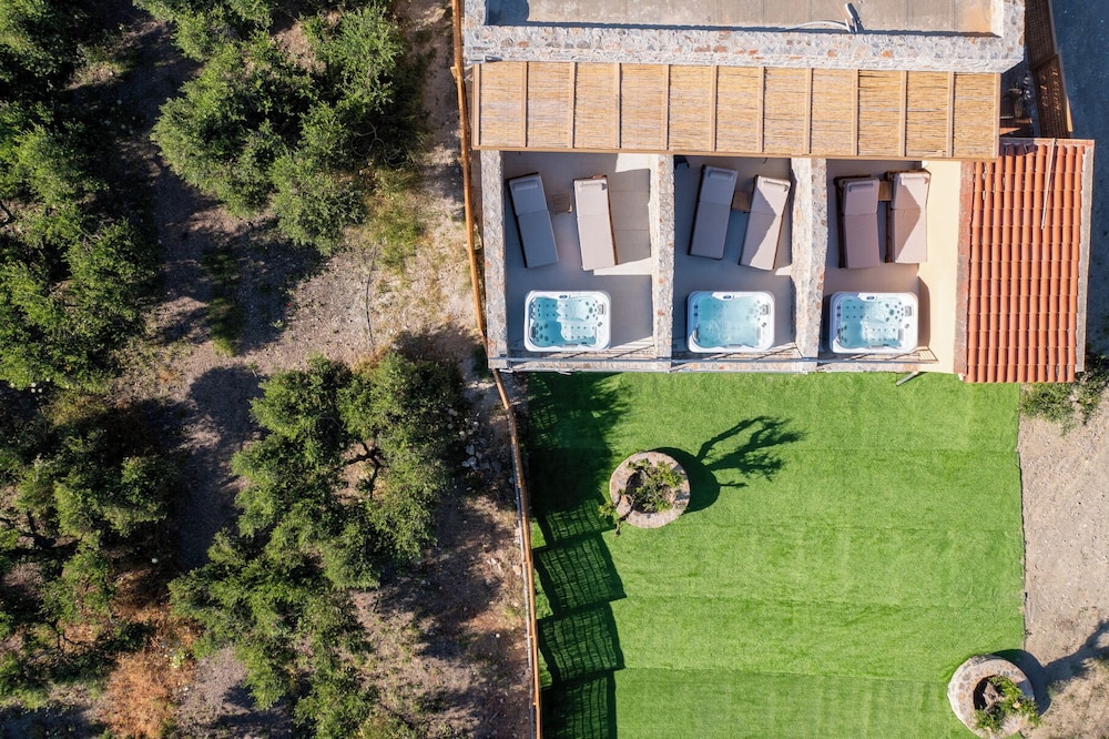 Deos Luxury Suites 45/50