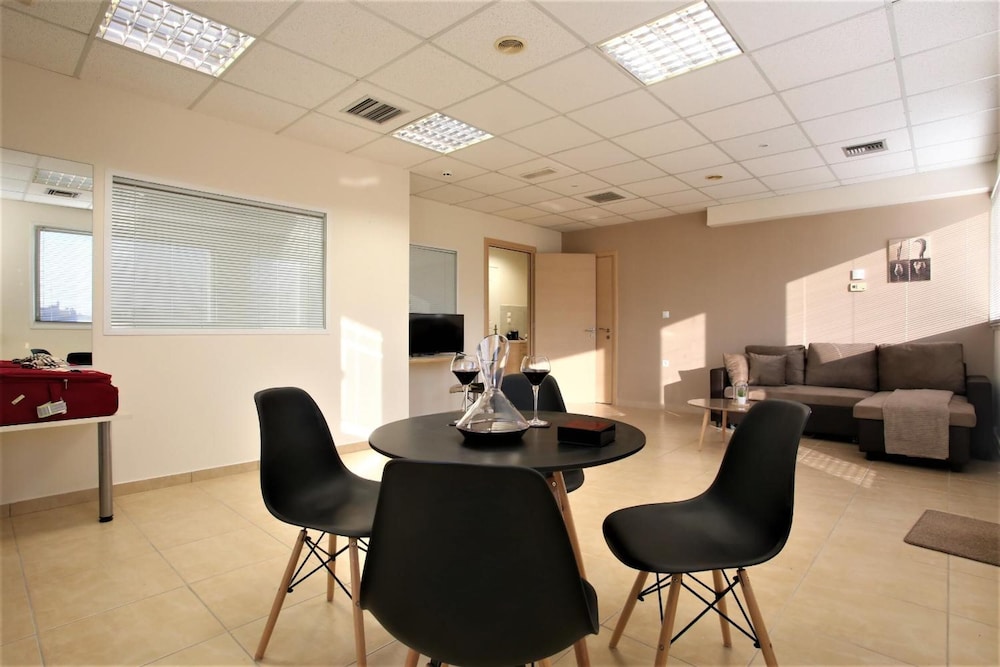 GK Airport Suites 35/49