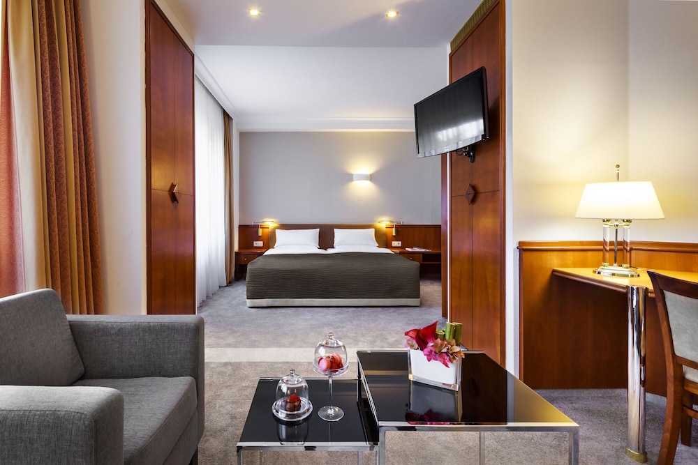 Hotel Bristol Berlin 52/84