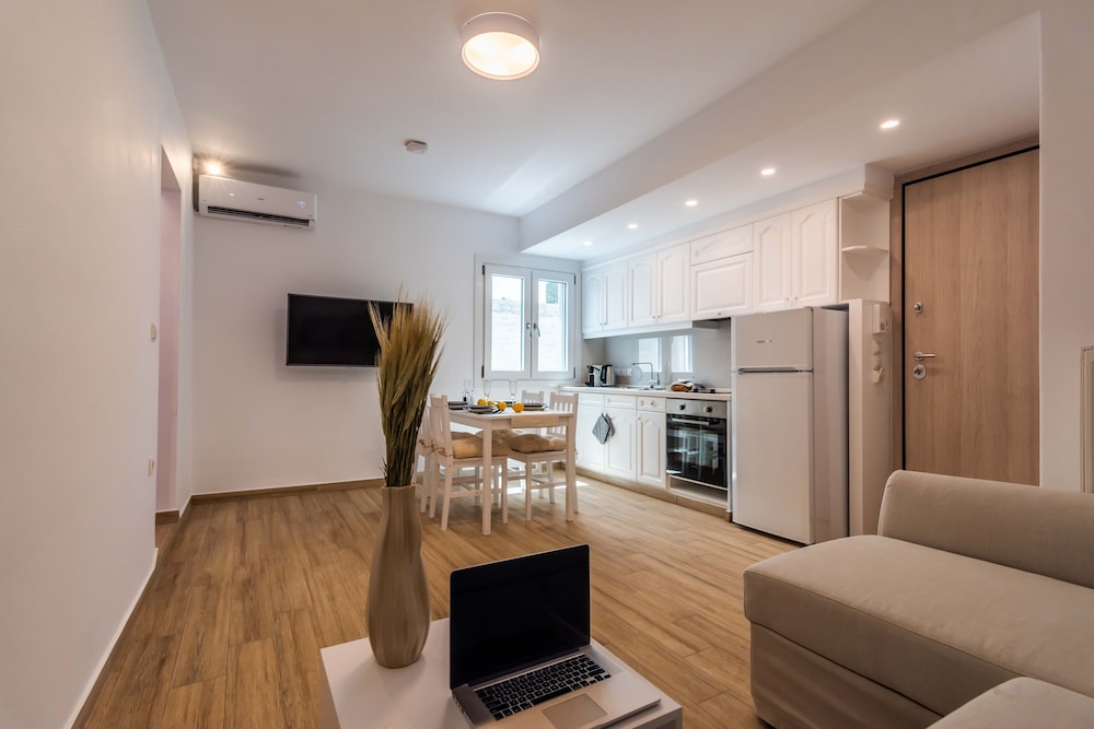 White Rock Milos Suites 34/55