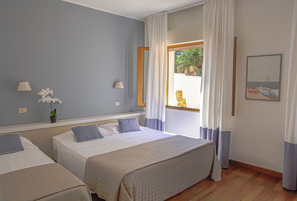 ROOM, QUADRUPLE