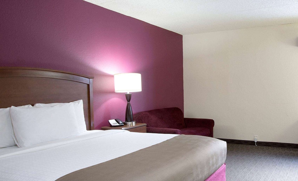 AmericInn by Wyndham Osceola 14/33