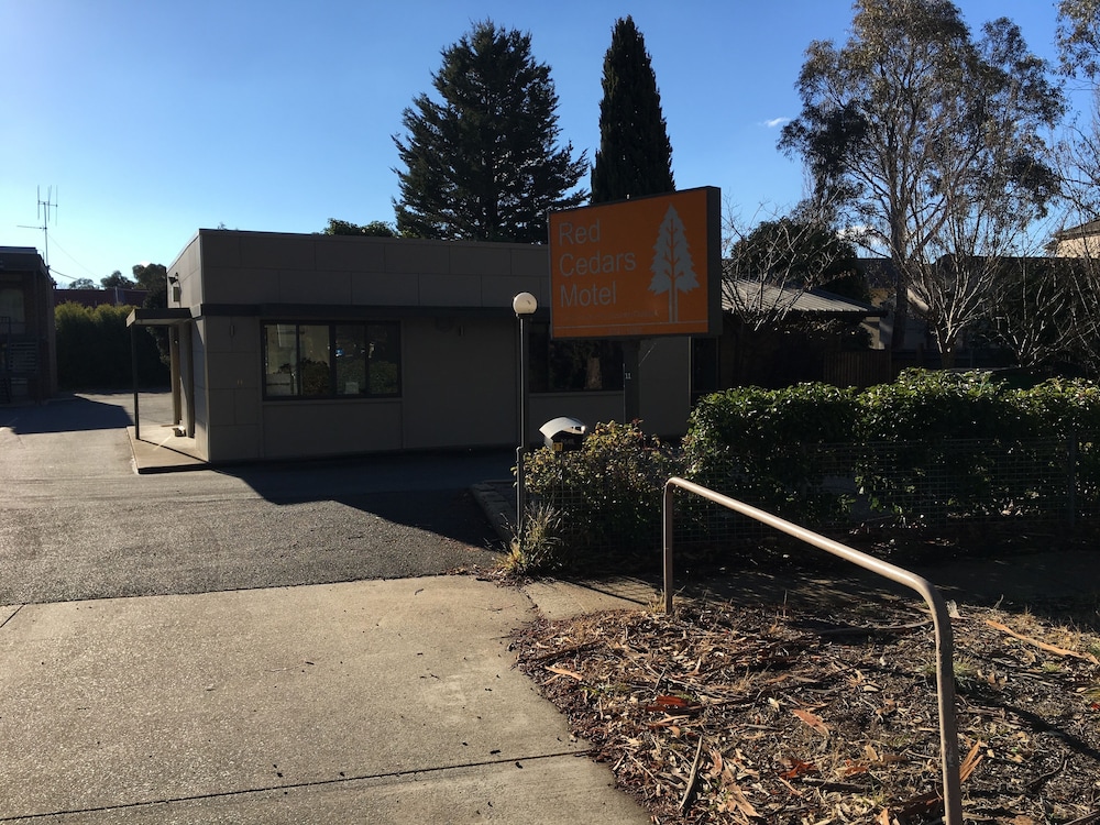 RED CEDARS MOTEL CANBERRA 38/42