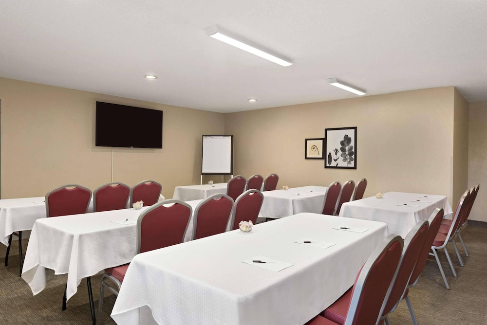 Country Inn & Suites By Radisson, Ankeny, IA 38/40
