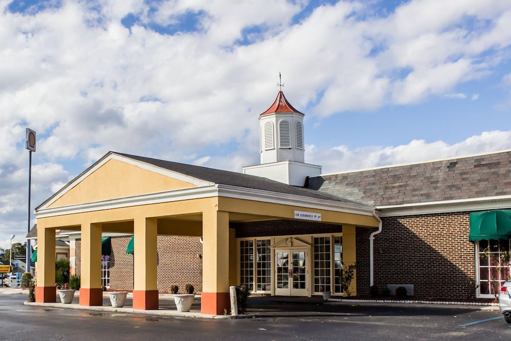 Hotel Dunn, NC 1/36