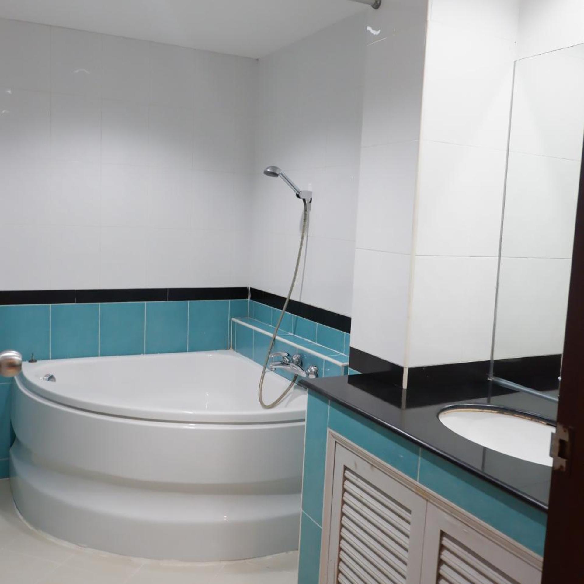 Auychai Grand Hotel 50/50