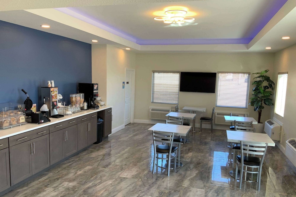 Days Inn by Wyndham Troy IL 31/34