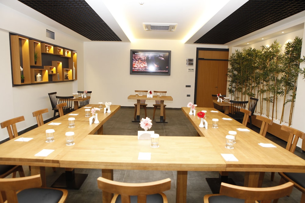 Sapko Airport Hotel 43/46