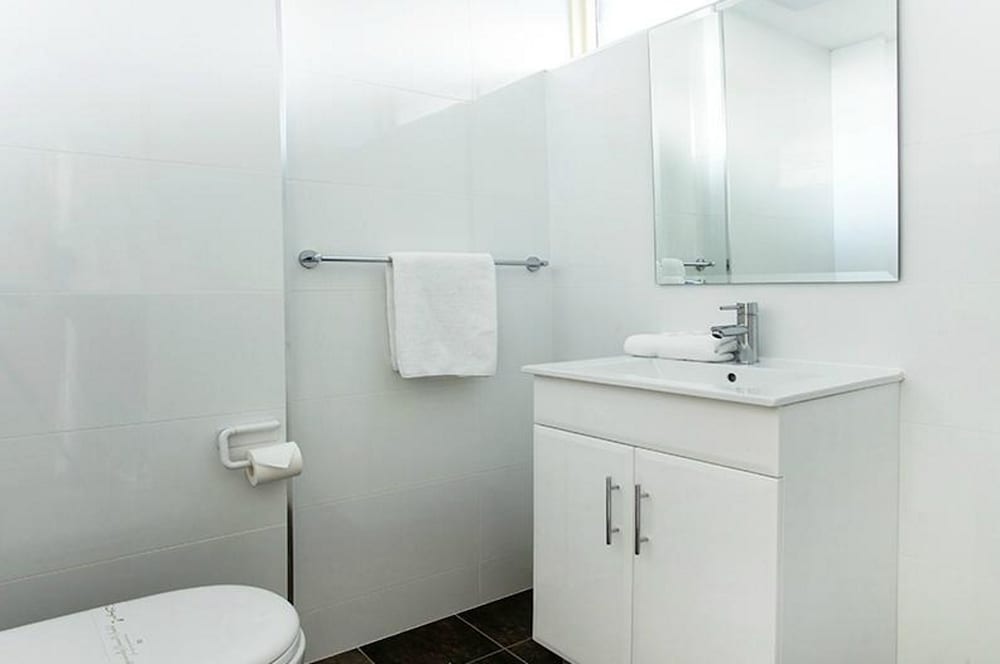 LAKE JINDABYNE HOTEL 74/75