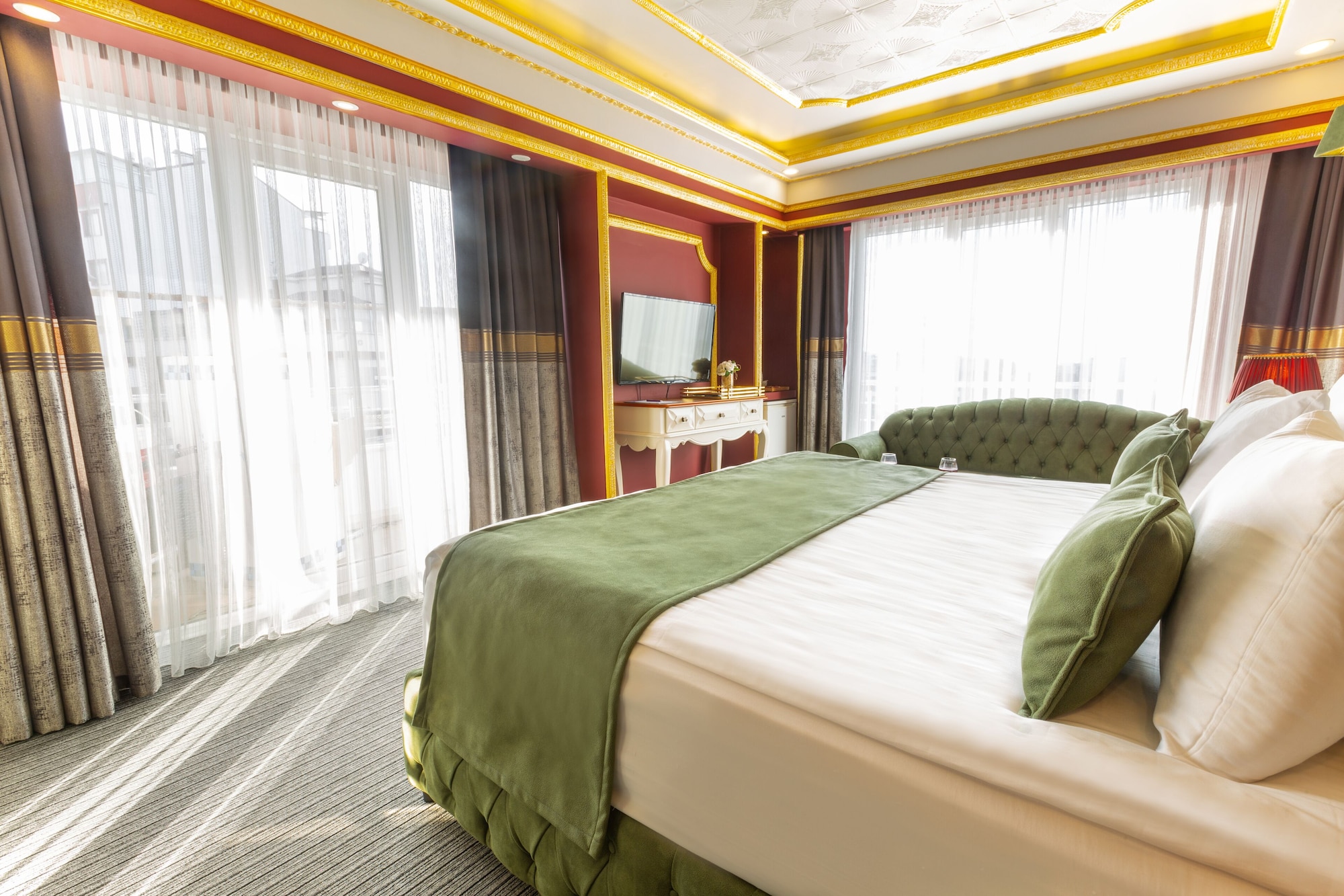 جناح عائلي بسرير كوين وسرير مزدوج بغرفتي نوم مع أريكة