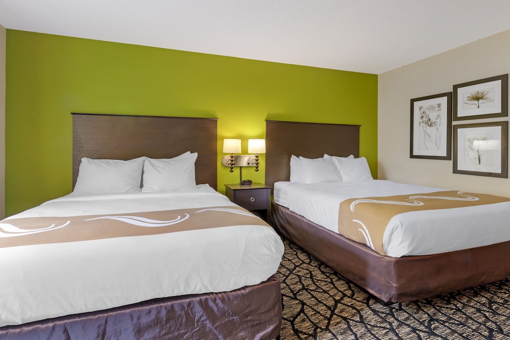 Quality Inn Oshkosh Aviation Park 10/35