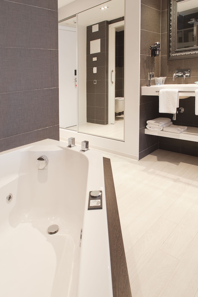 PREMIUM, JETTED TUB