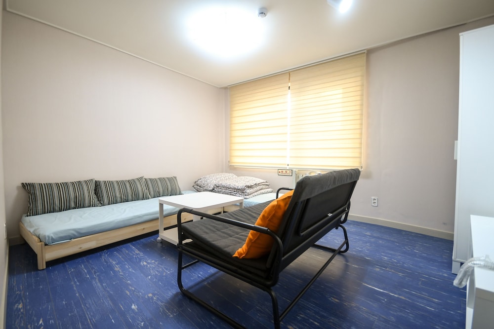 Bluehum Guesthouse - Hostel 9/16