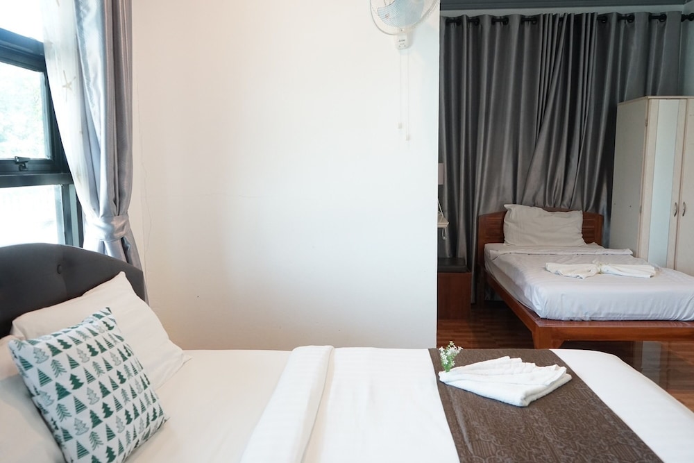 Chaiyai Riverfront Hotel 15/50