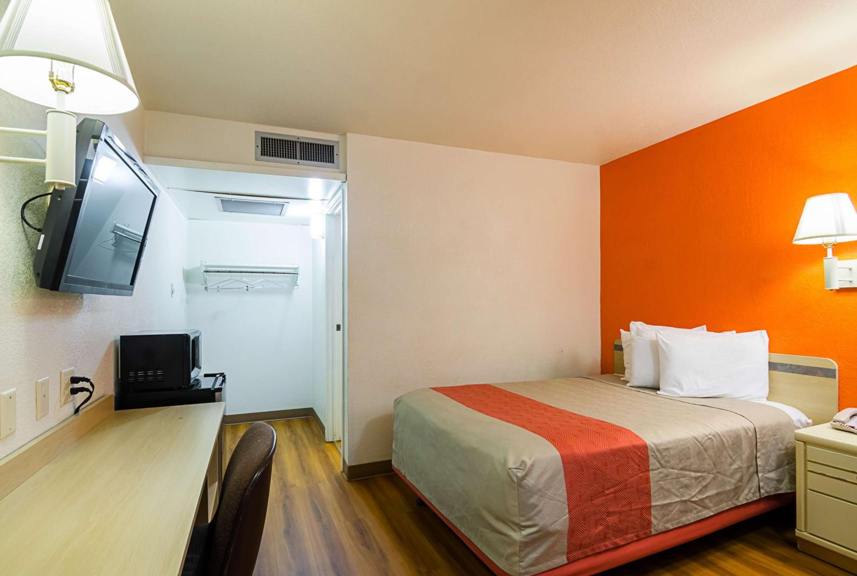 1 Queen Bed - Mob Acc Ri Shwr Nsmk Micfridg