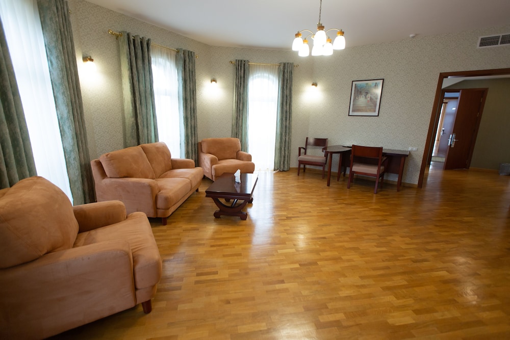 Latar Hotel Complex 43/67