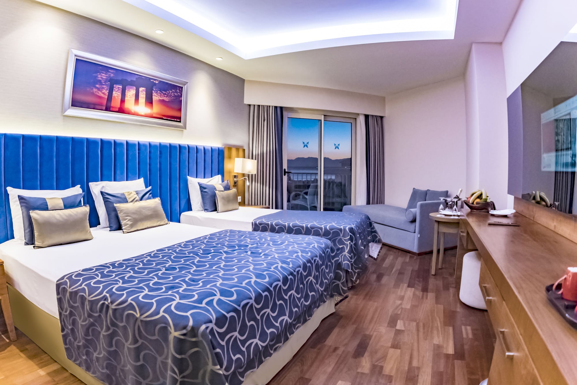 ROOM, LARGE