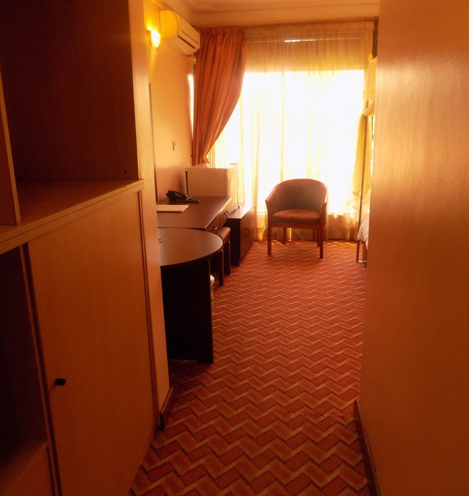 Entebbe Travelle'rs Inn 28/50