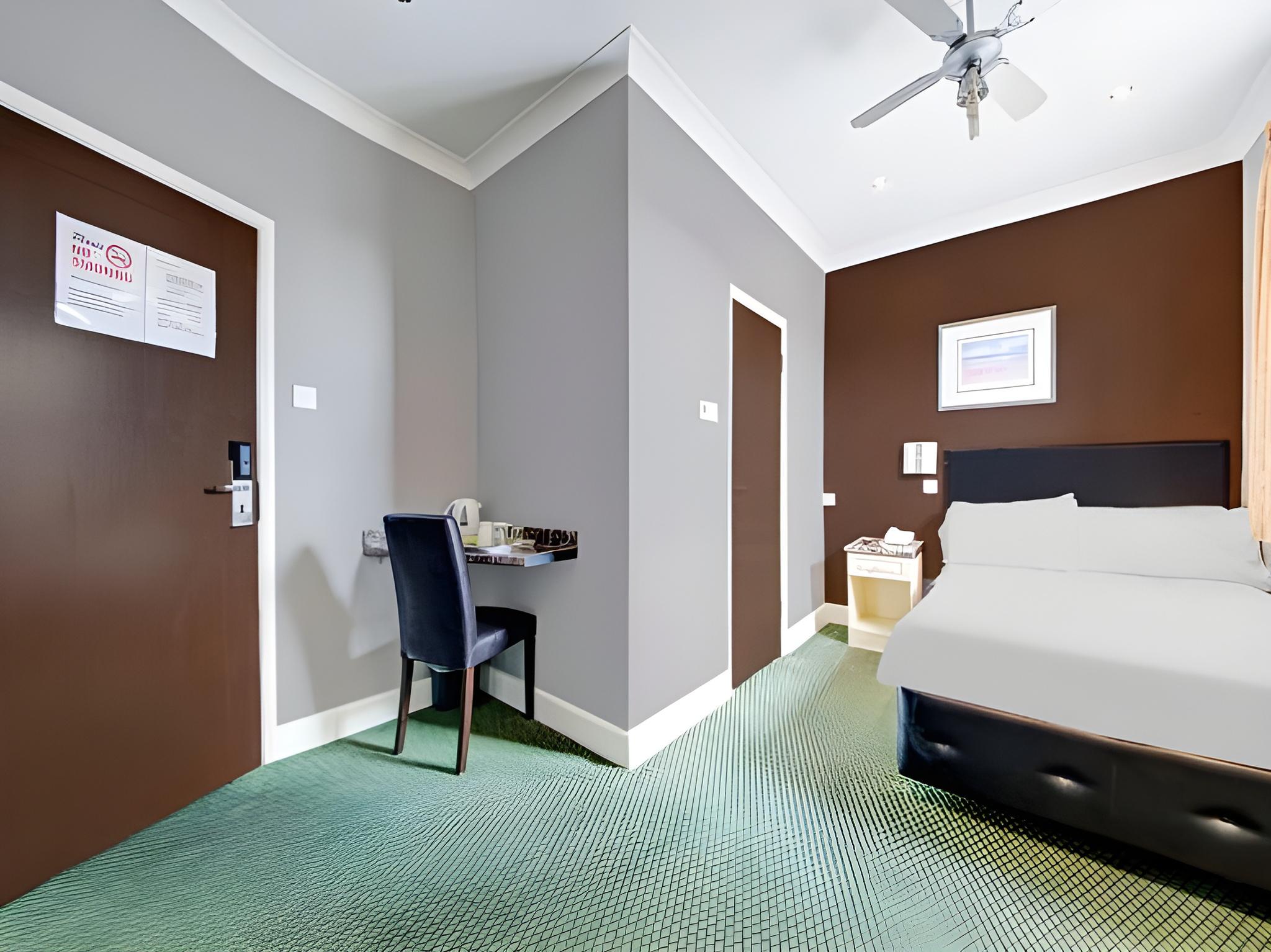 ROOM, DOUBLE BED