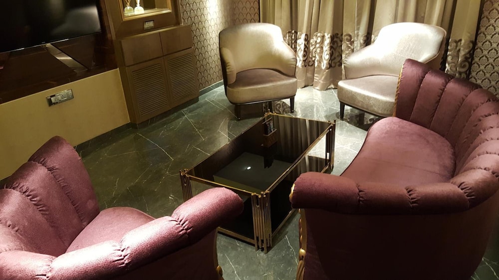Peninsula Redpine Mumbai 41/58