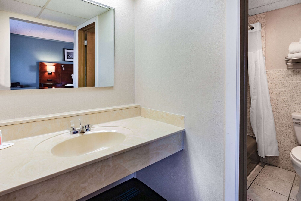 Days Inn Suites By Wyndham St Ignace Lakefront 45/50