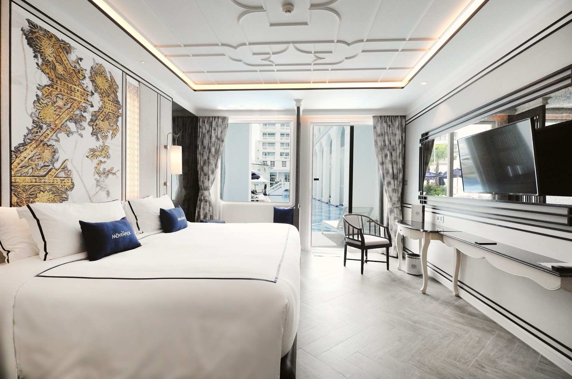 Deluxe, King Bed, Pool Access