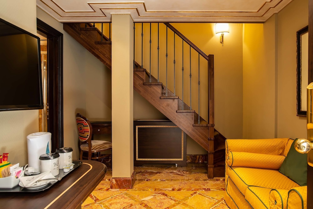 River Palace Hotel 38/43