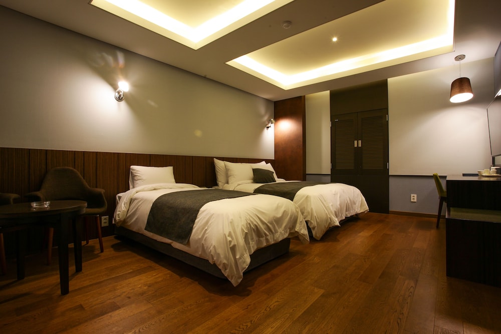 KARAK TOURIST HOTEL 9/50