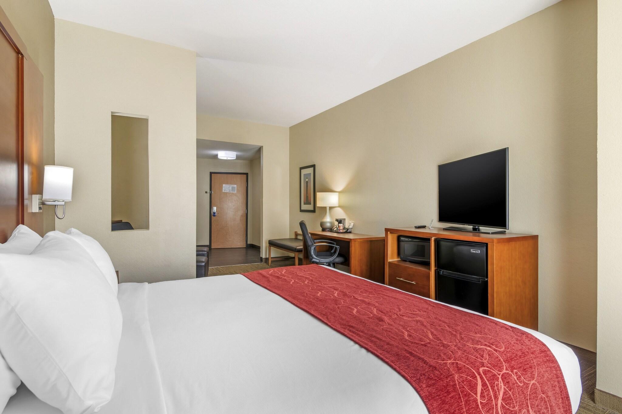 SUITE, KING BED, ACCESSIBLE