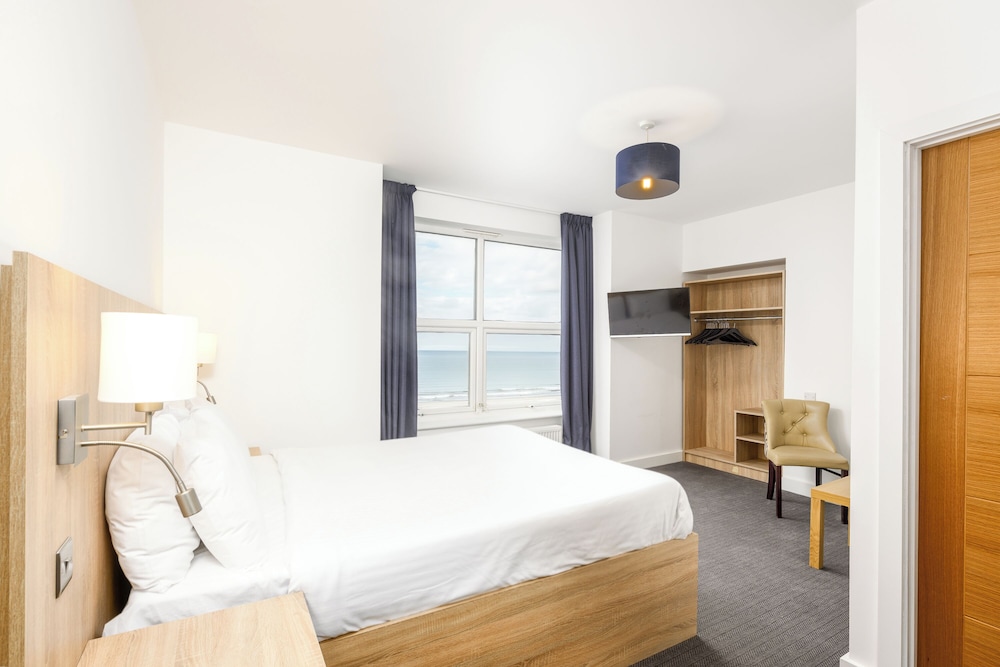 The Sandringham Hotel 26/48