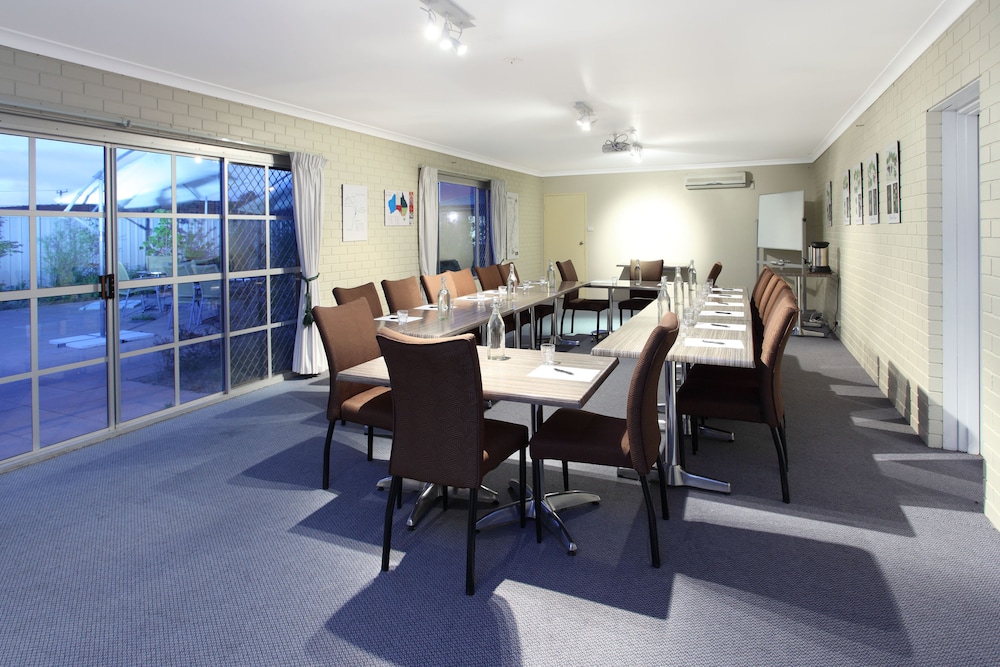 The Henry Parkes Tenterfield Ex Best Western 40/46
