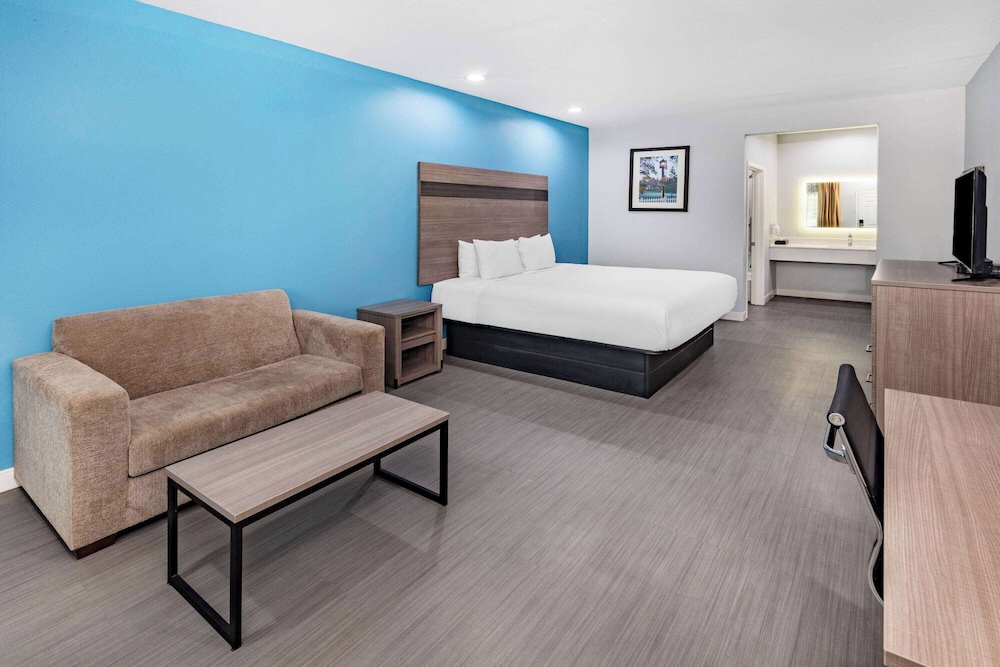 Baymont by Wyndham Freeport Texas 23/50