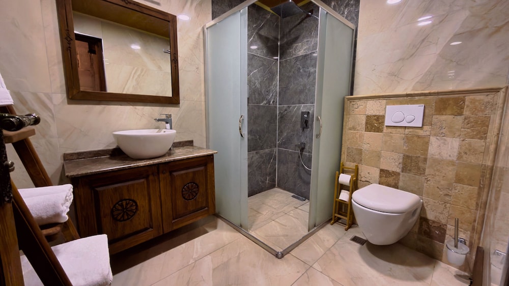 Ada Cave Suites 48/50