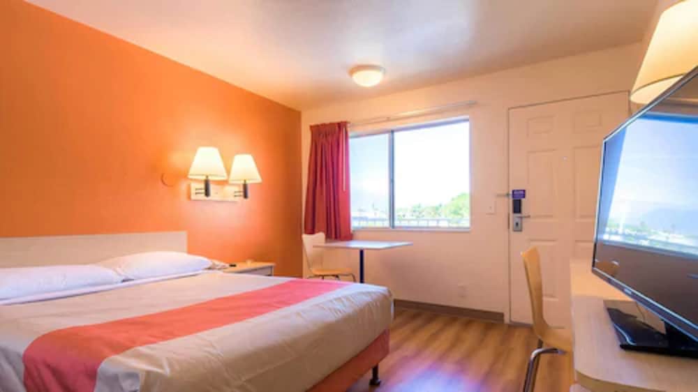 DELUXE, KING BED