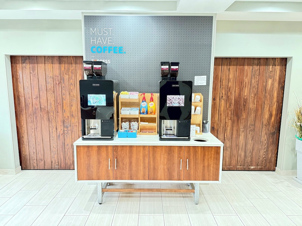 Holiday Inn Express & Suites Hope Mills Fayetteville Airport 3/37