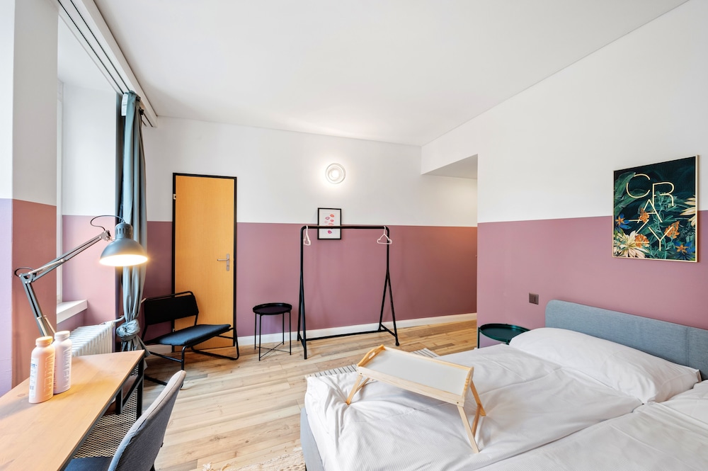 Becozy Self Check-in & Pop-up Hotel 12/52
