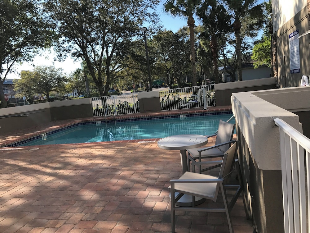 Holiday Inn Express Naples South I 75 62/67