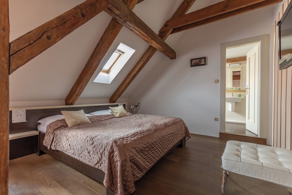 HOTEL PEREGRIN 22/72